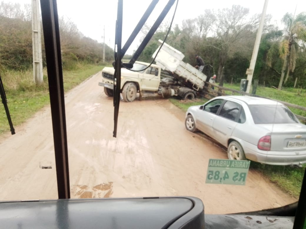 Após chuva, caminhão atola e impede passagem de ônibus na estrada da Ilha dos Marinheiros