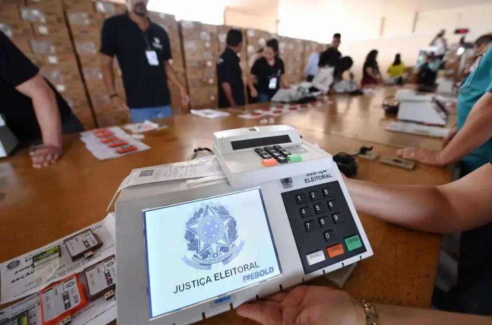 Eleitor que se recusar a entregar celular ao mesário não poderá votar, decide a Justiça Eleitoral