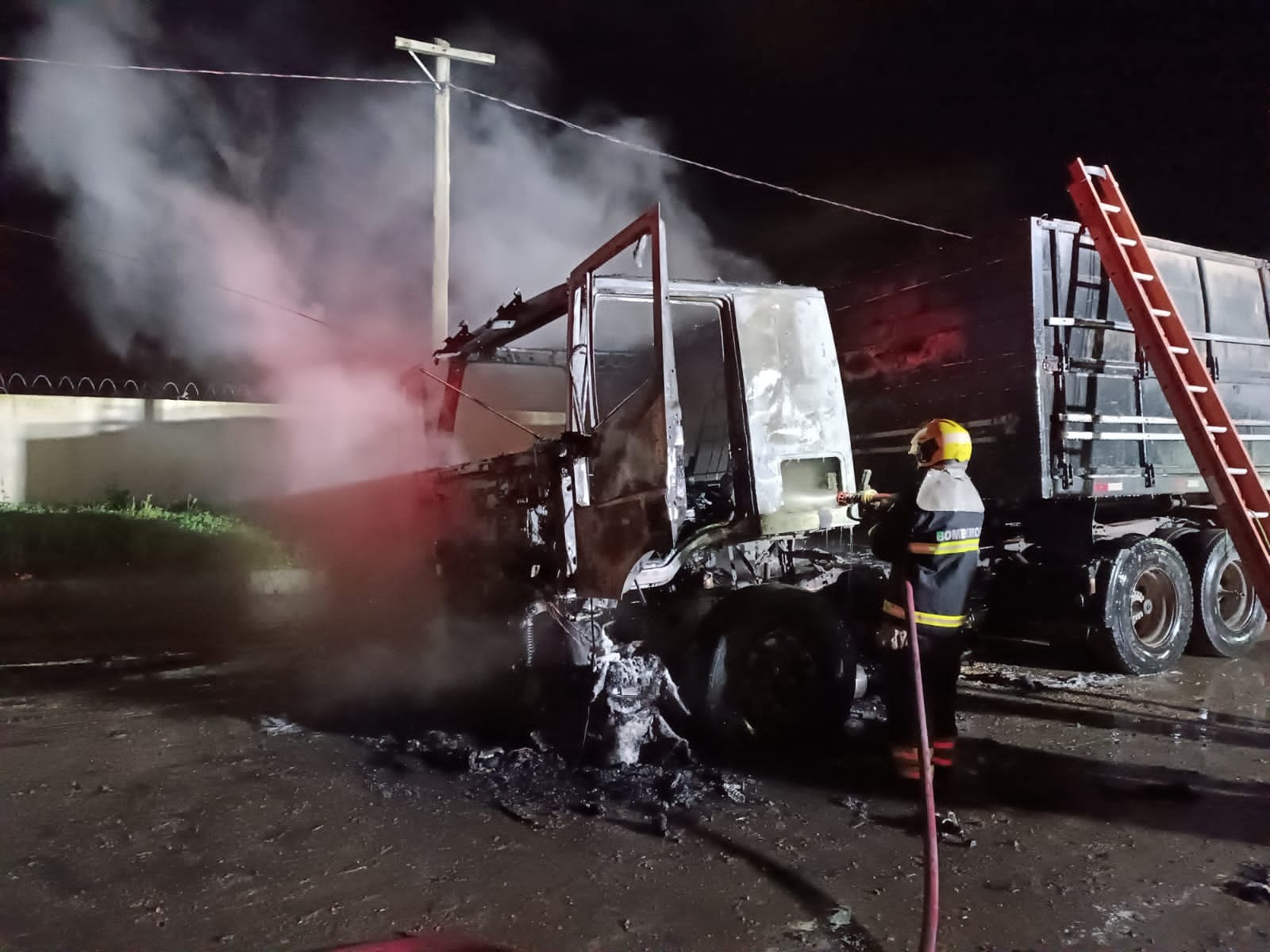 Caminhão pega fogo no pátio de posto de combustíveis, em Rio Grande