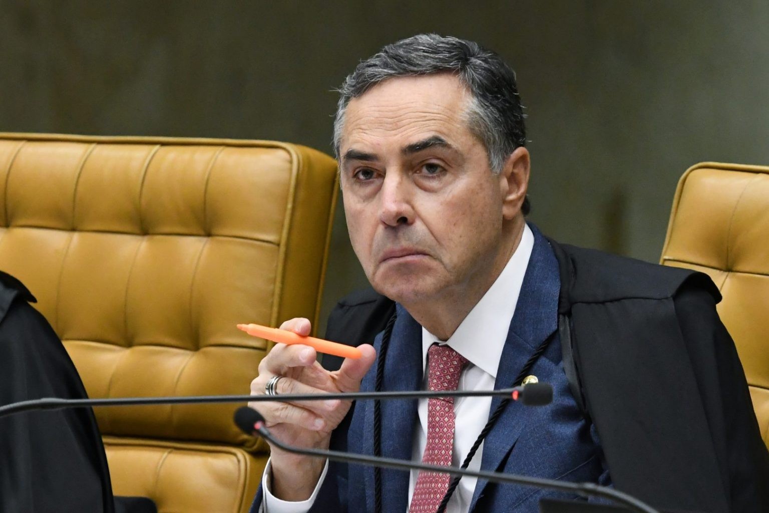 Ministro do Supremo Luís Roberto Barroso suspende a lei que criou o piso salarial para a enfermagem