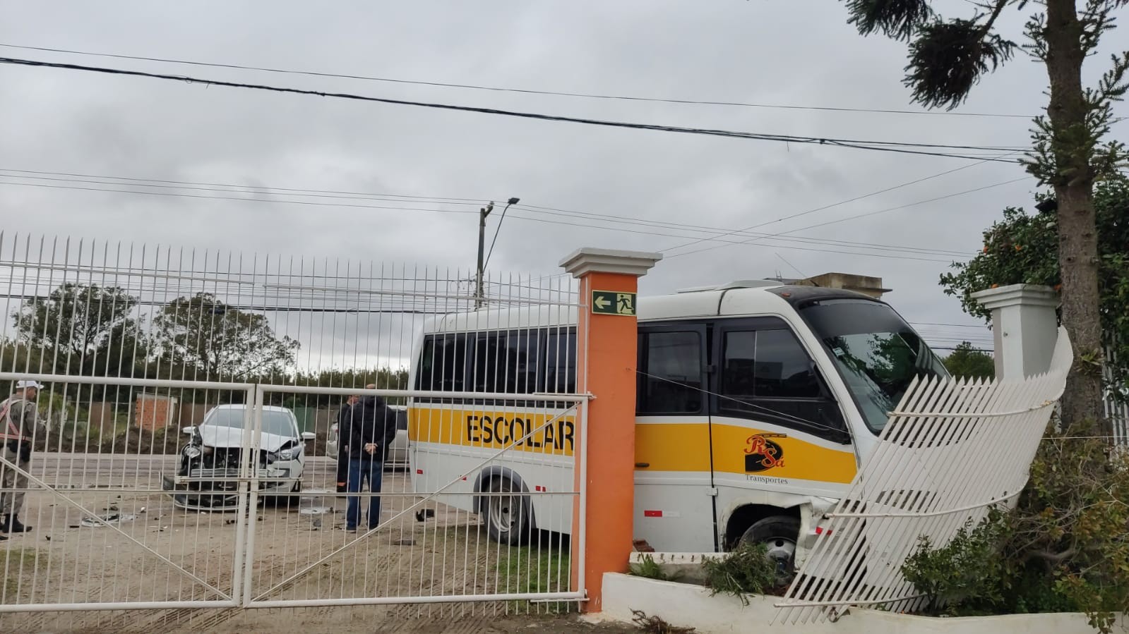 VÍDEO: câmera registra acidente entre carro e van escolar na ERS-734, em Rio Grande