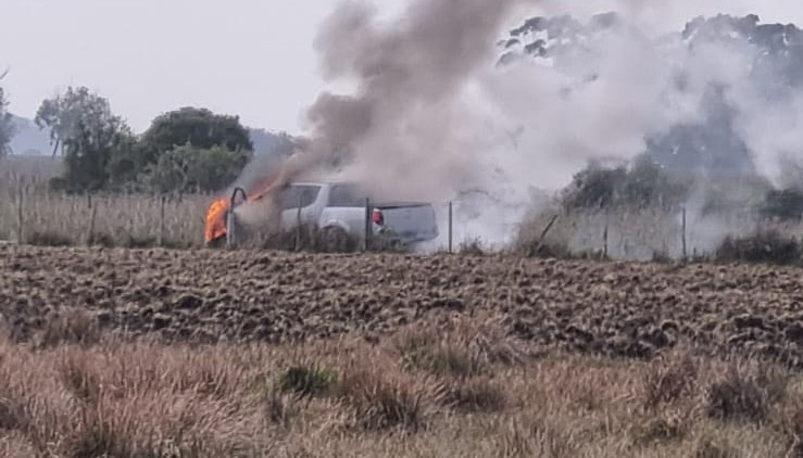 VÍDEO: carro é consumido pelo fogo após queda de fiação da CEEE-Equatorial, em Rio Grande