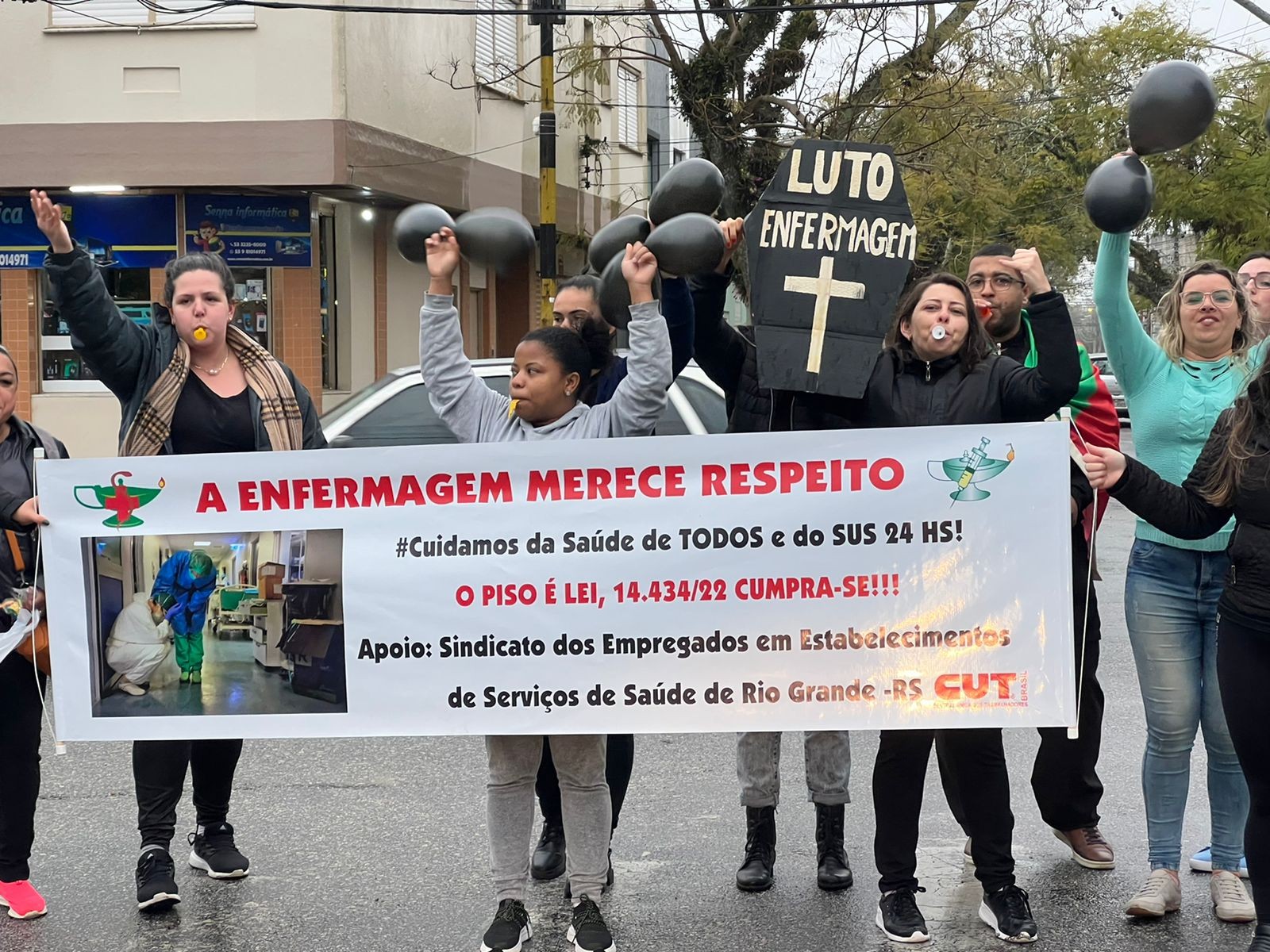 Profissionais de enfermagem realizam manifestação em favor do piso nacional da categoria, em Rio Grande