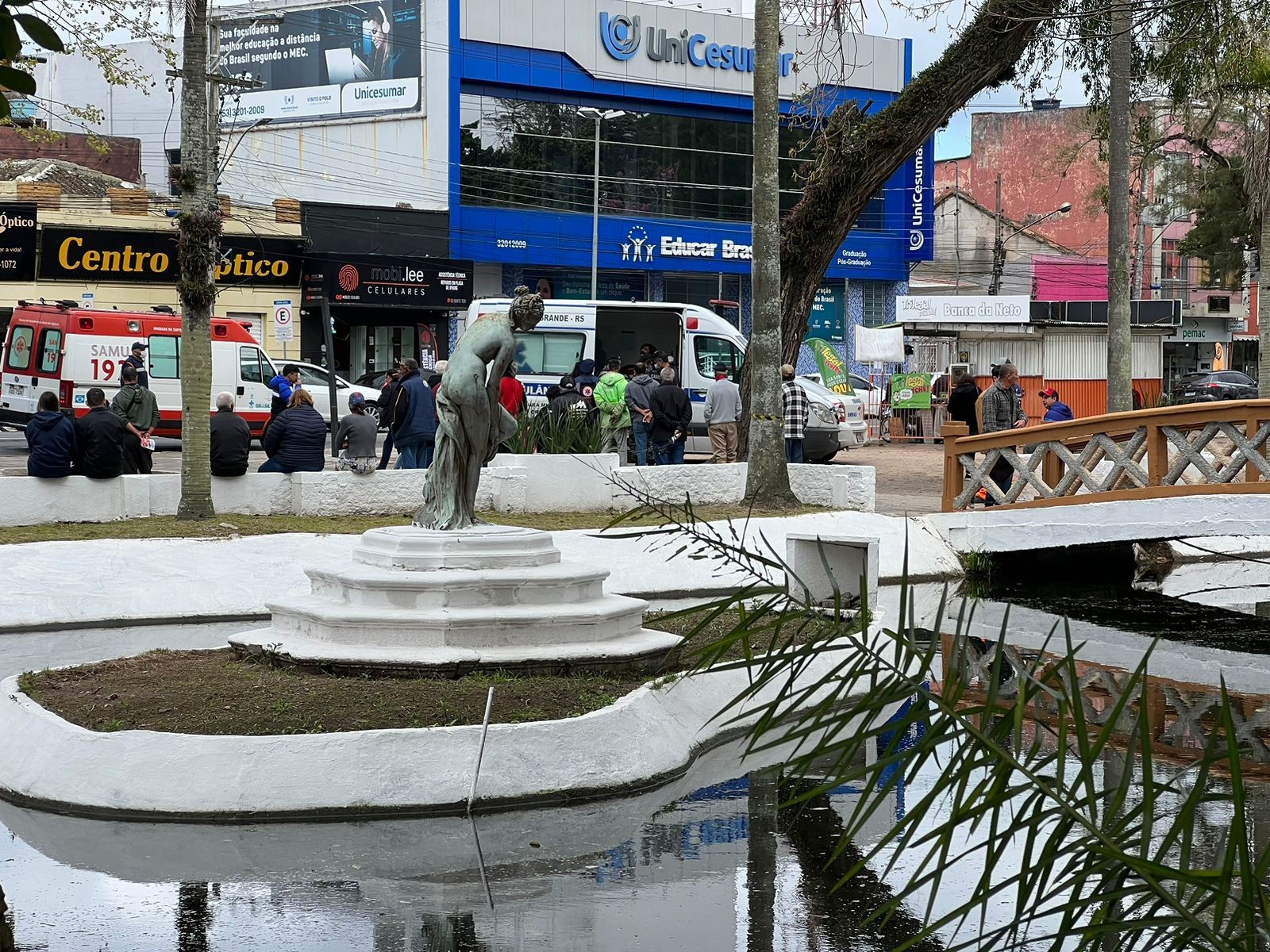 Homem é detido após tomar banho no lago da Praça Tamandaré, em Rio Grande