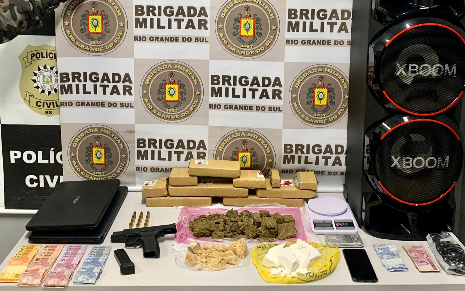 Casal é preso por tráfico, porte ilegal de arma de fogo e estelionato, em Rio Grande