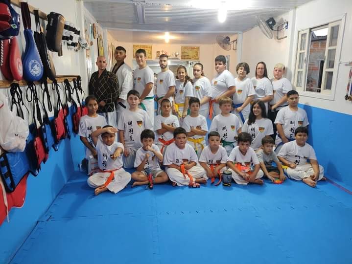 Atletas de taekwondo de Rio Grande participam de competição em Pelotas