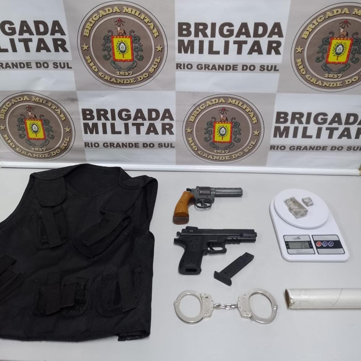 Casal é preso por porte ilegal de arma de fogo e tráfico de drogas, em Rio Grande
