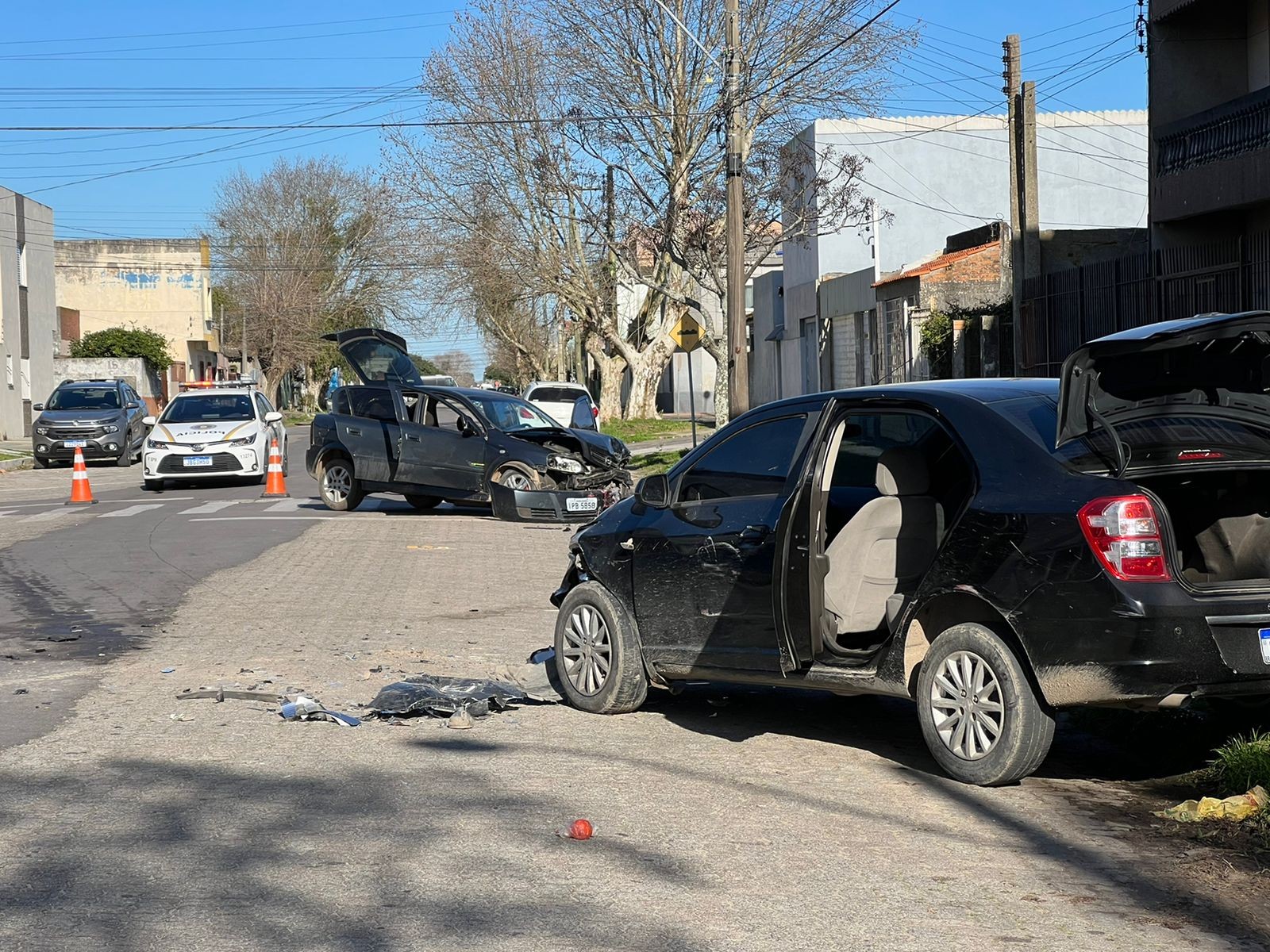 "Os carros eram roubados e tinham placas falsas", afirma delegado sobre veículos envolvidos em tentativa de homicídio na sexta-feira (19)