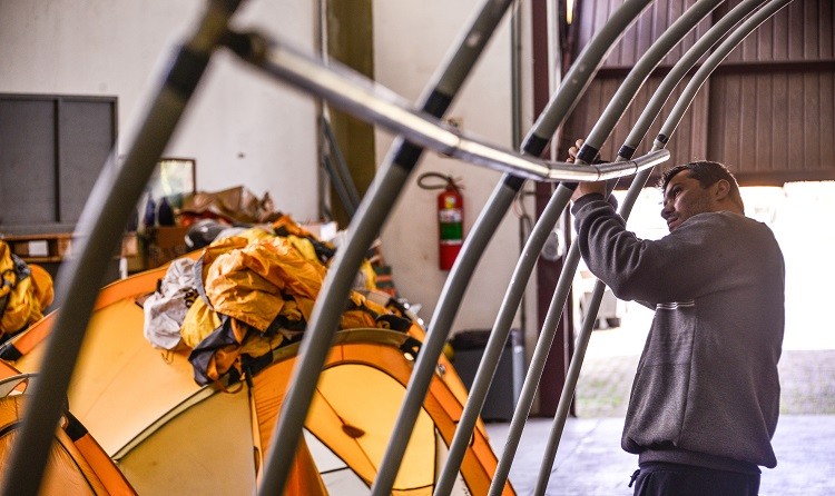 Equipes de alpinistas e da Marinha do Brasil conferem equipamentos na Esantar