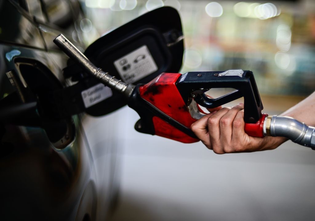 Após reduções, média de preço da gasolina comum é de R$ 5,06 em Rio Grande, aponta a ANP	