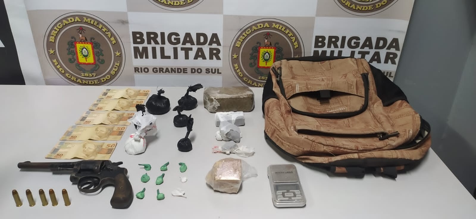 Pelo menos três prisões e uma apreensão foram feitas pela BM em Rio Grande na terça-feira (23)