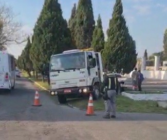 Manhã de acidentes: carros colidem em frente ao cemitério de Rio Grande