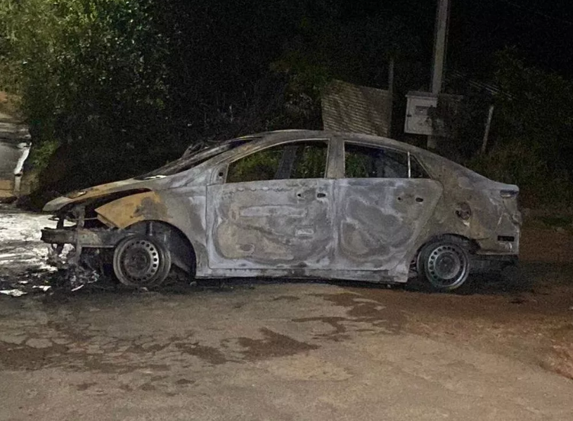 Horas após cabeça ser achada em saco de lixo, corpo decapitado é encontrado dentro de carro incendiado em Porto Alegre