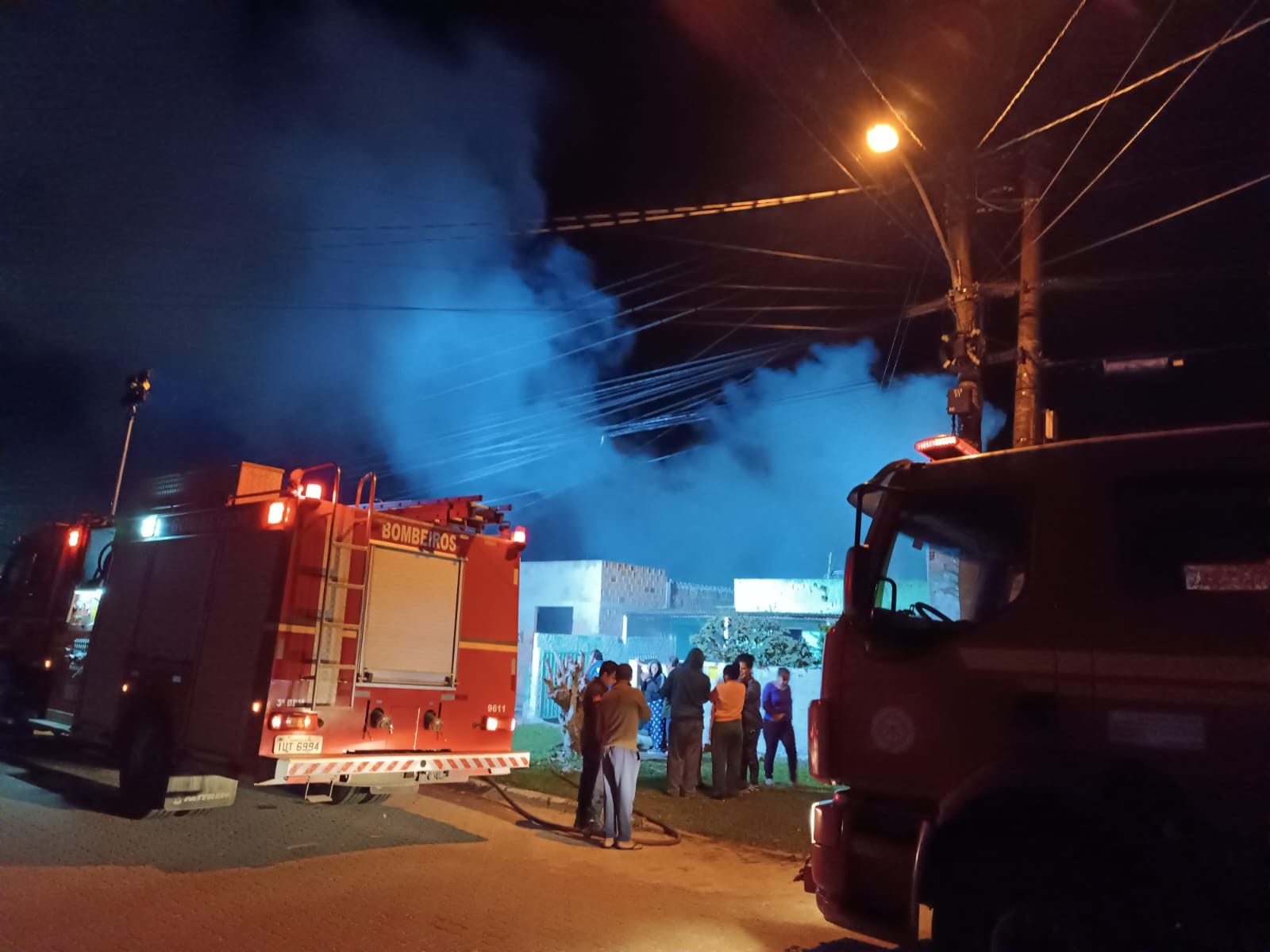 Casa é completamente destruída após incêndio no bairro Castelo Branco, em Rio Grande 