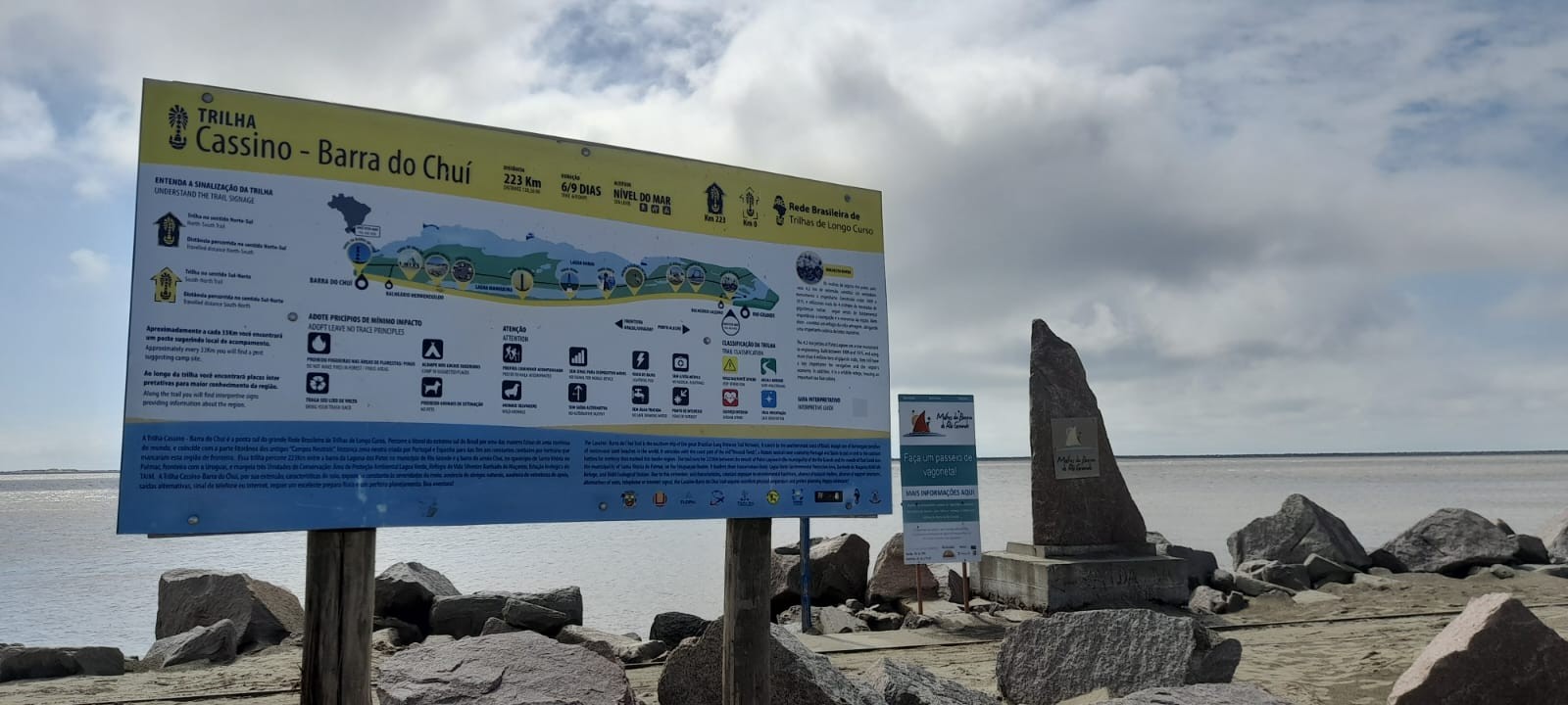 Placa da Trilha Cassino-Barra do Chuí marca inserção de Rio Grande na Rota Brasileira de Trilhas
