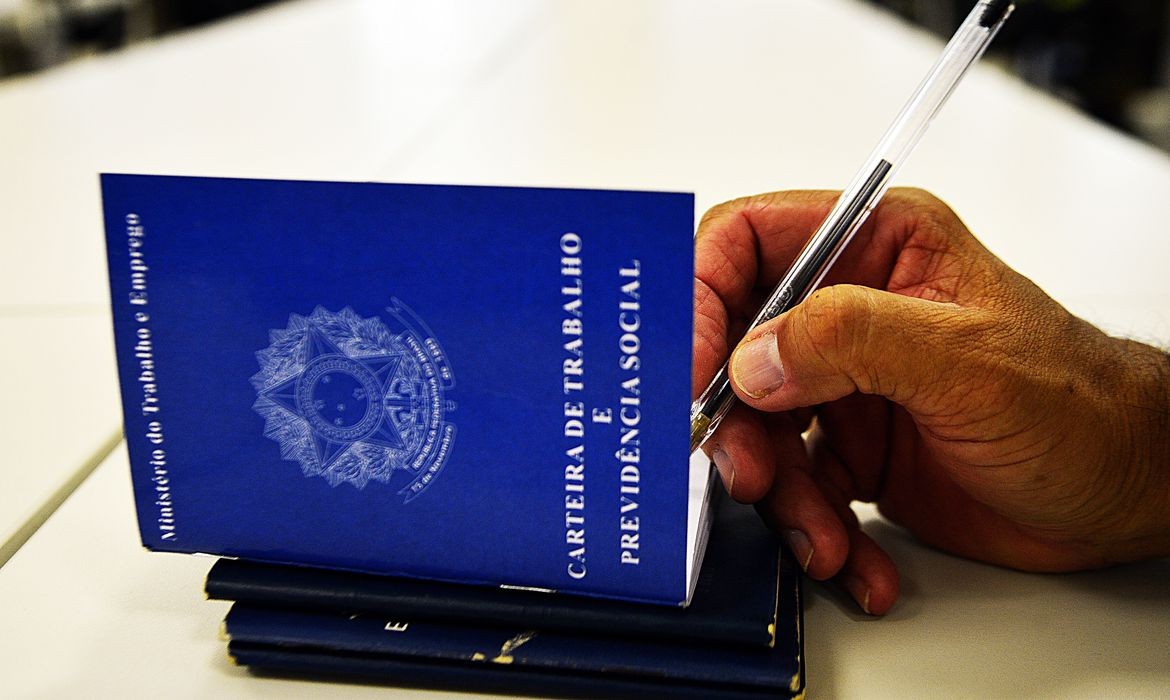IBGE: taxa de desemprego fica em 8,9% no trimestre até agosto