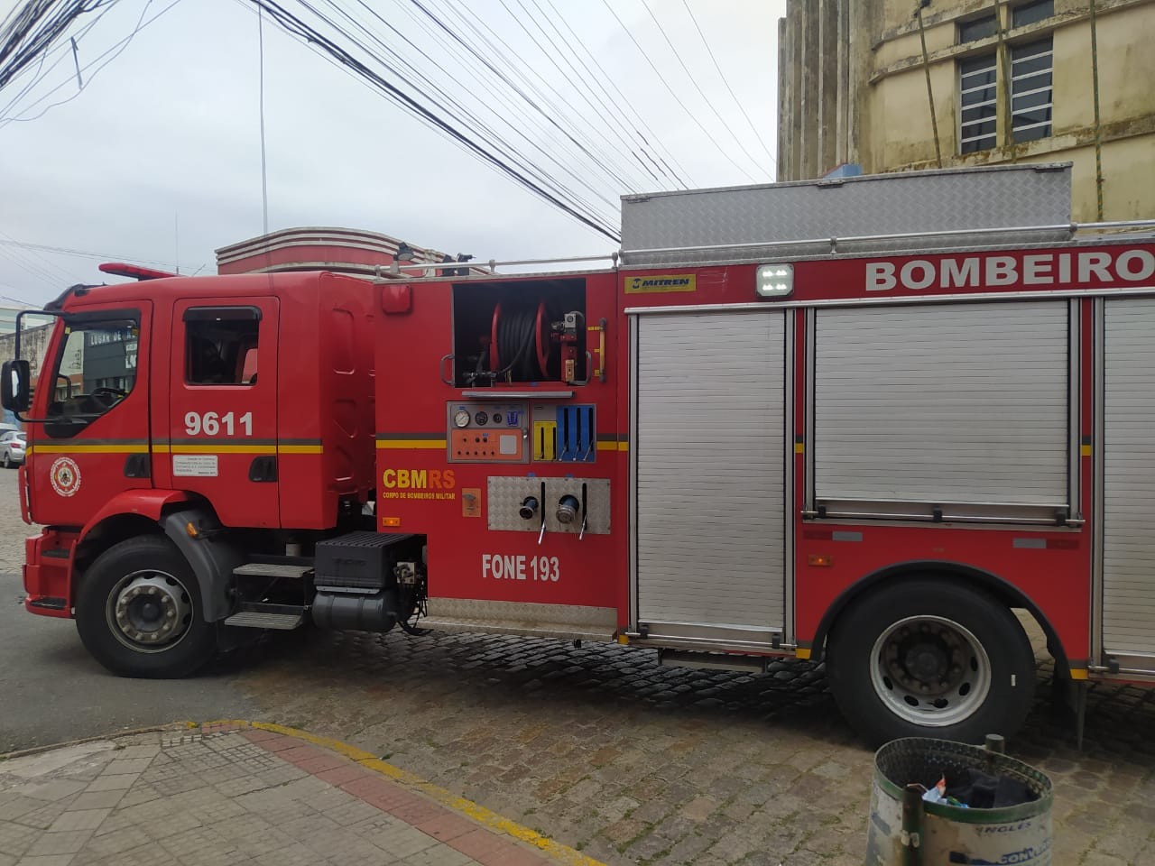 Princípio de incêndio em carro é registrado no Centro de Rio Grande