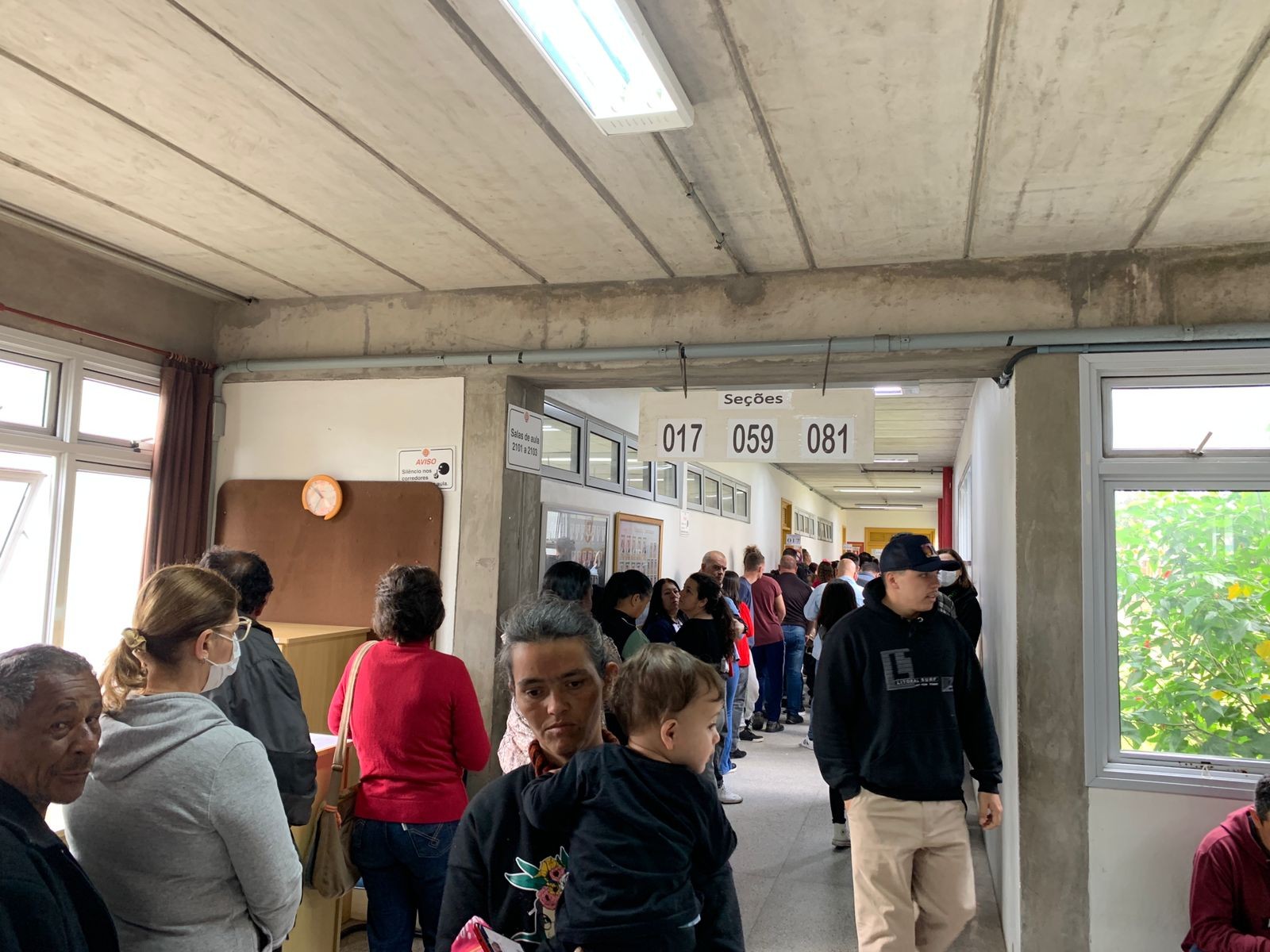 Eleitores que estiverem na fila após as 17h poderão votar 