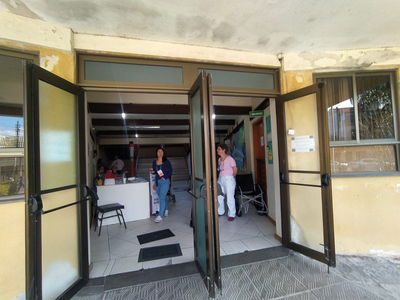 Eleitor é preso na Escola Helena Small após ameça de agressão a presidente de secção por causa de fila prioritária