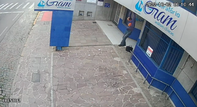 VÍDEO: Homem invade e furta equipamentos de salas comerciais na Rua Dr. Nascimento, em RG