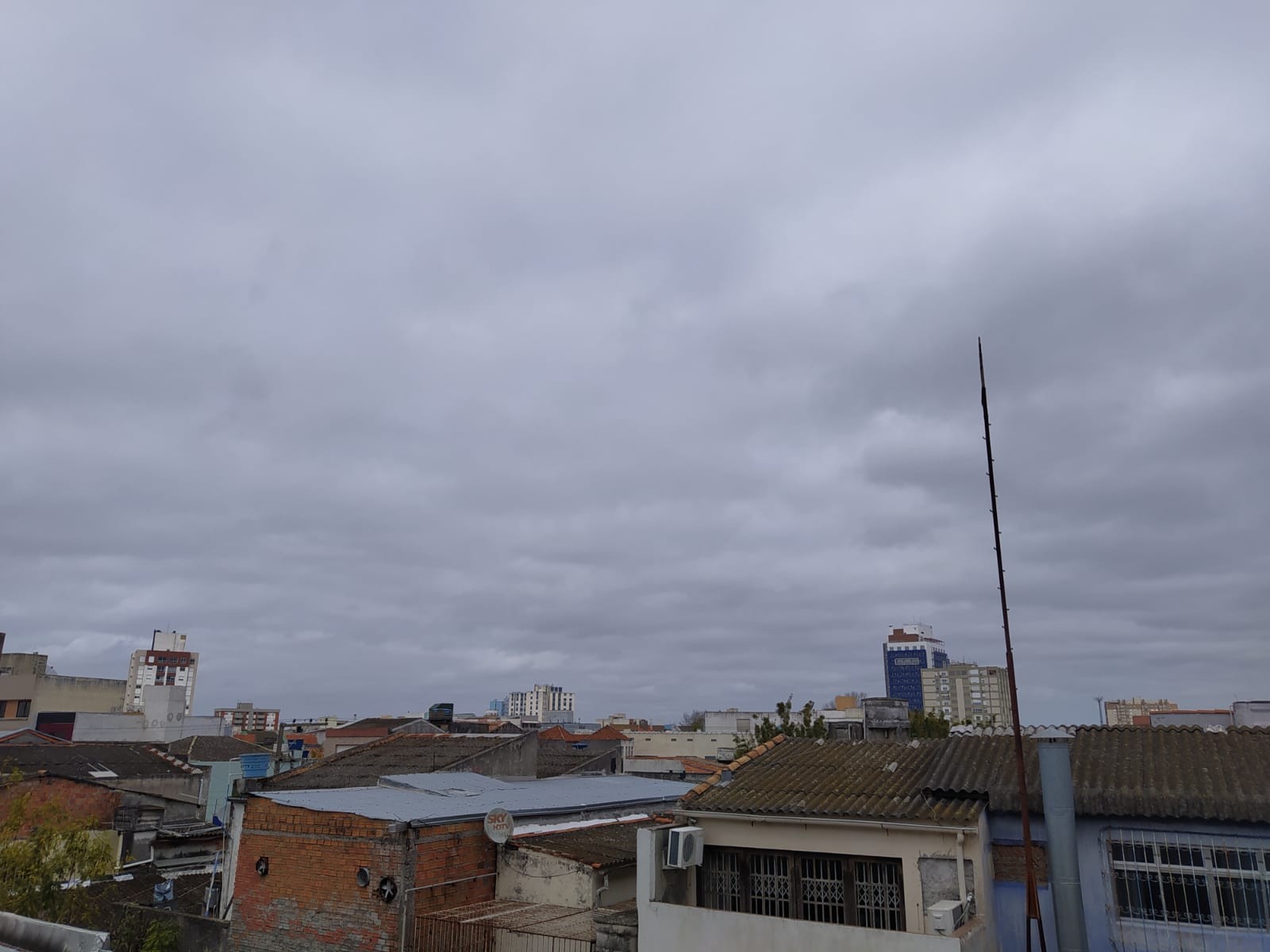 Defesa Civil alerta que rajadas de vento podem chegar a até 80km/h nesta madrugada 