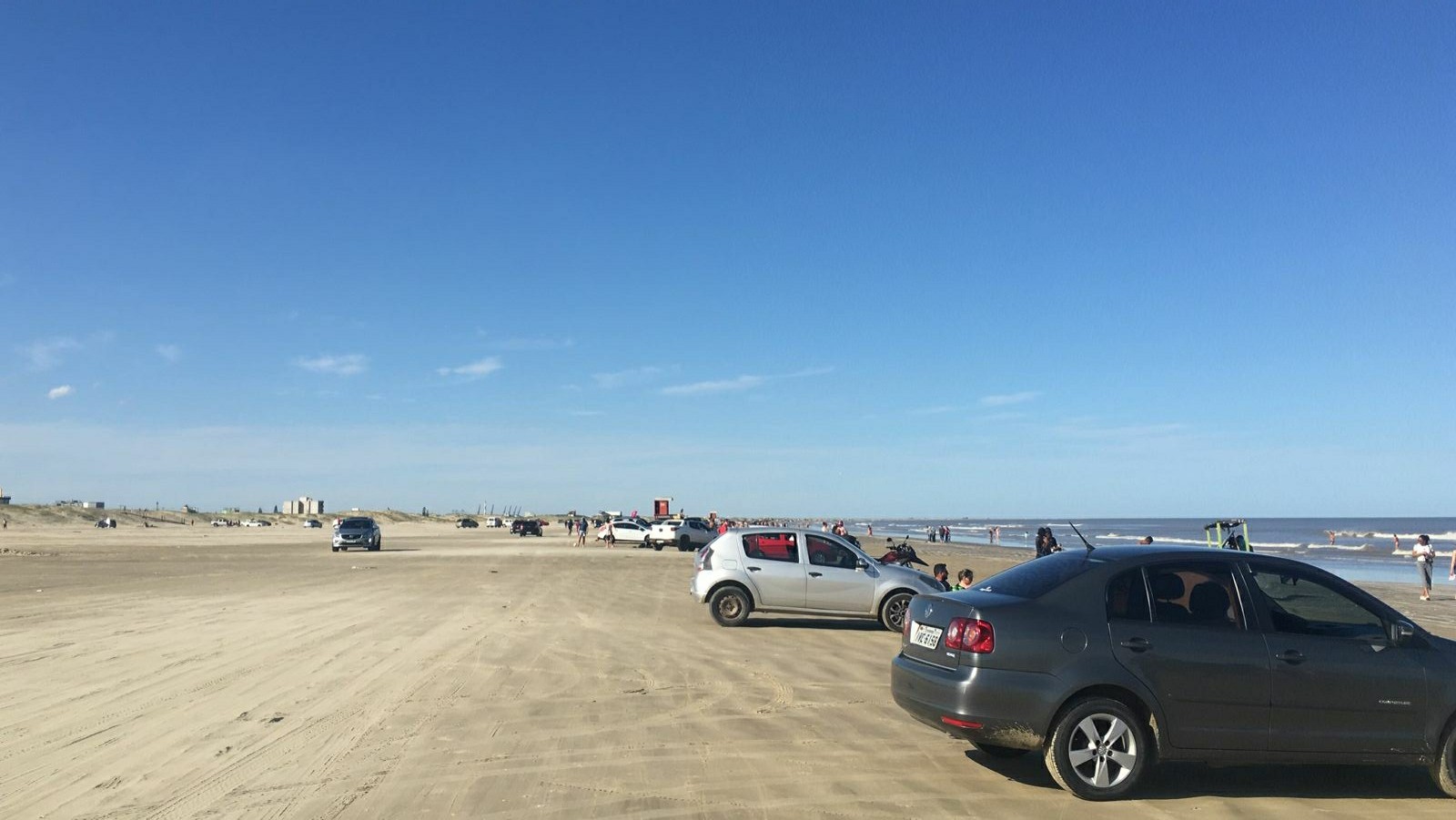 Com sol e calor, Praia do Cassino fica movimentada neste sábado (8)