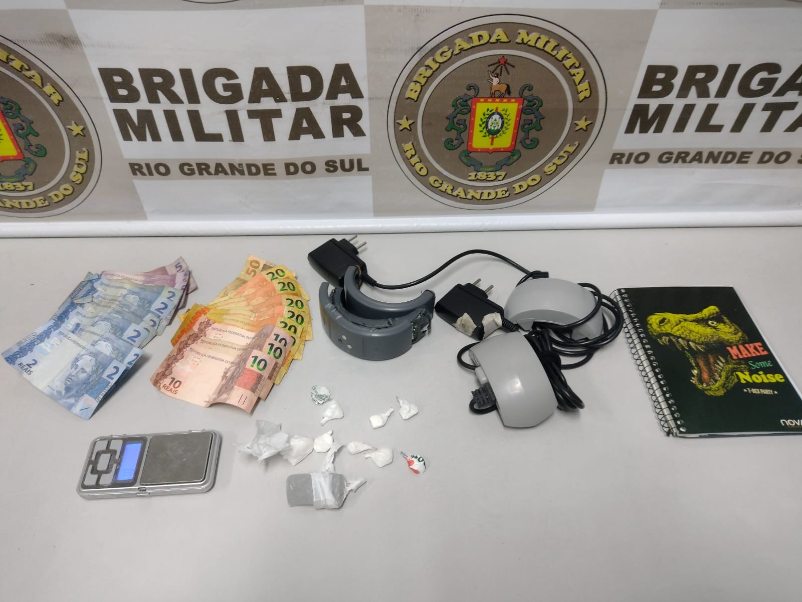 Brigada Militar prende dois foragidos e uma mulher no Parque Guanabara por tráfico de drogas