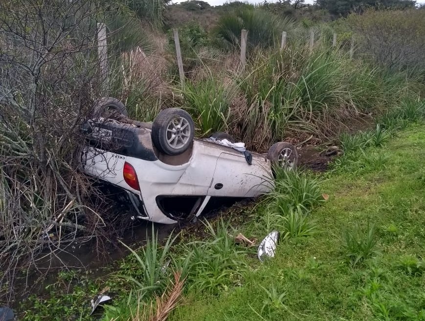Carro capota na ERS-734 na tarde desta terça-feira (13), em Rio Grande