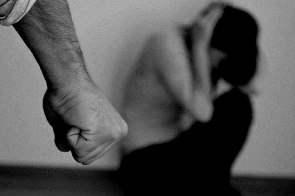 Homem que matou esposa na frente da filha é condenado a 32 anos de prisão 