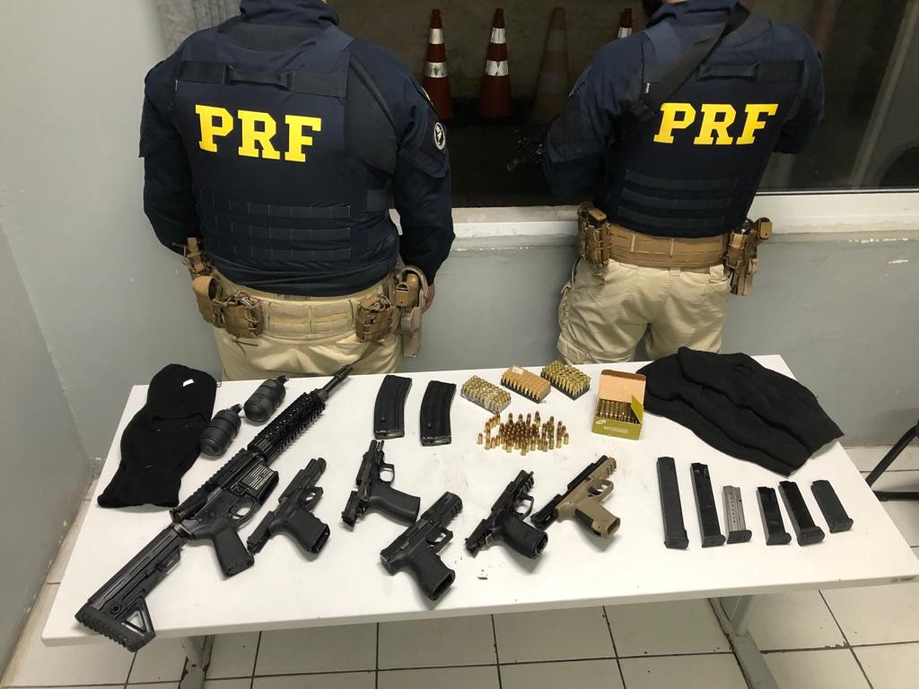 PRF apreende arsenal com fuzil e granadas na BR-392, em Rio Grande