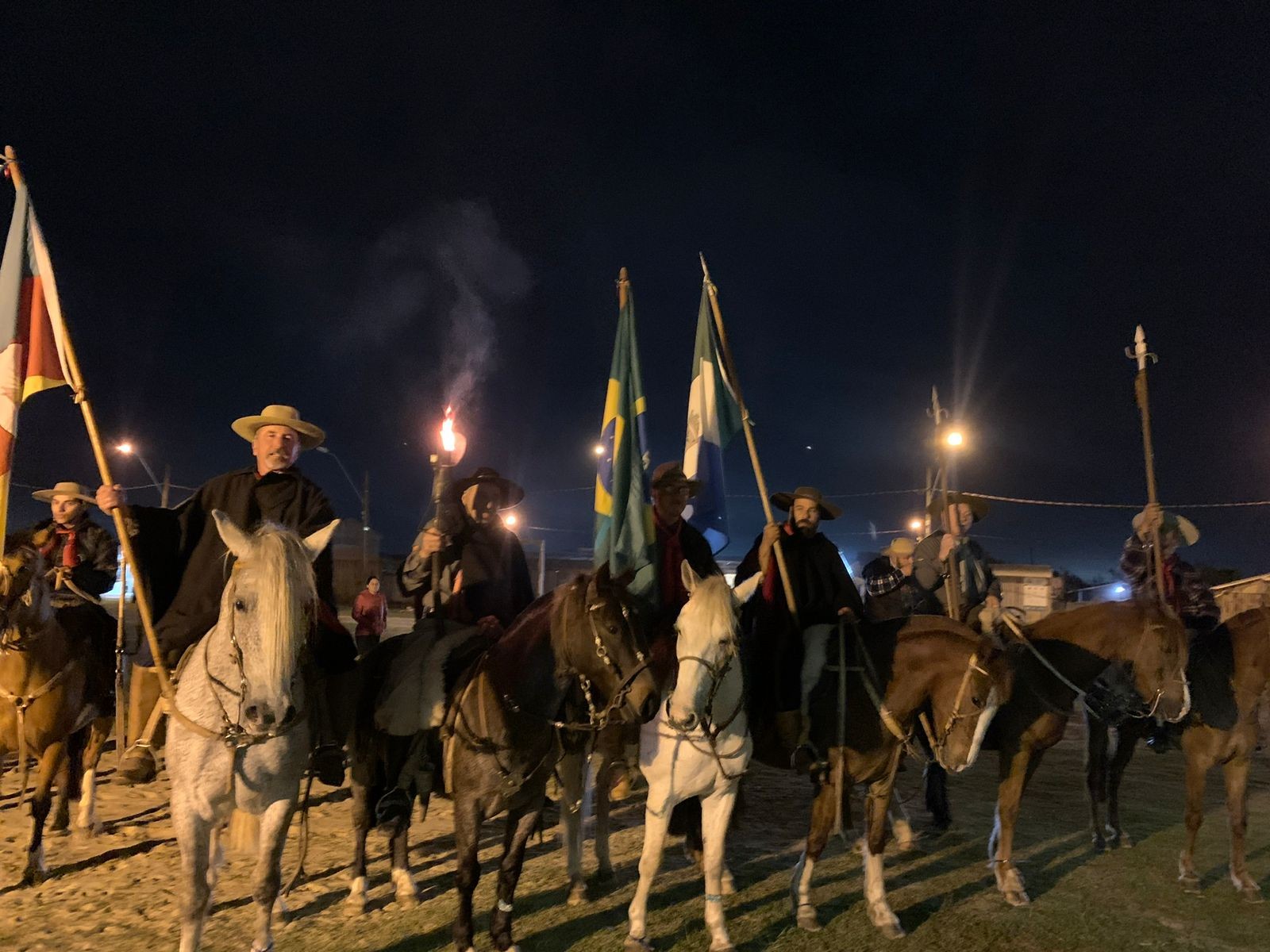Chegada da Chama Crioula marca a abertura do 2º Acampamento Farroupilha do Cassino