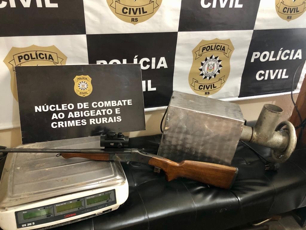 Abigeato: arma e máquinas de processamento de carne são apreendidas em sítio de Rio Grande