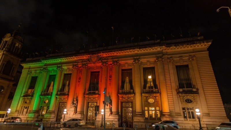 Palácio Piratini é iluminado do as cores do RS em alusão a Semana Farroupilha 