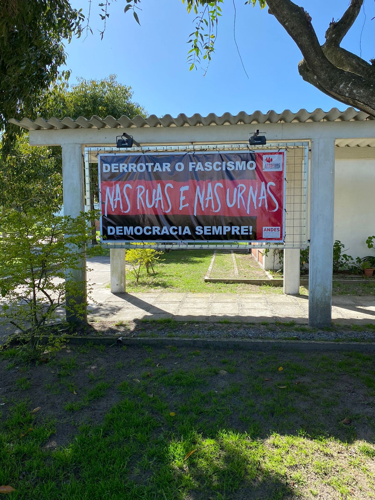 Justiça pede que Furg retire faixa com cunho político instalada no interior da Universidade