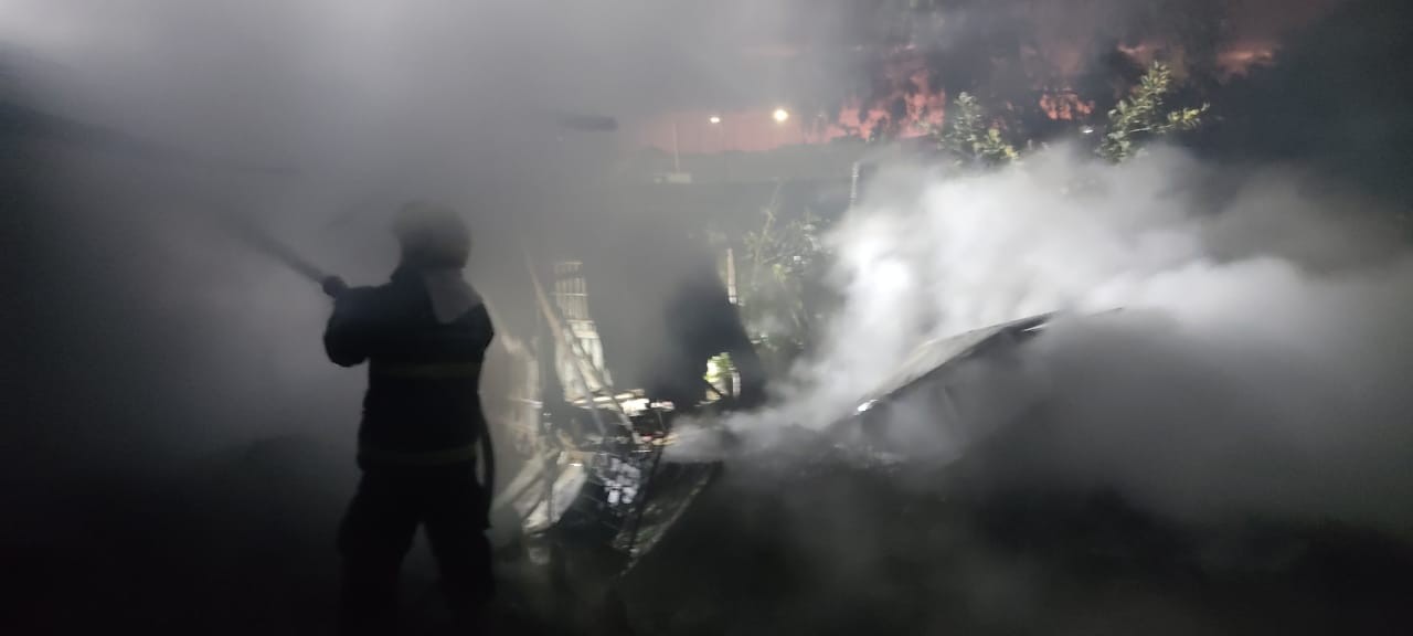 Casa é destruída por incêndio na Vila Maria dos Anjos