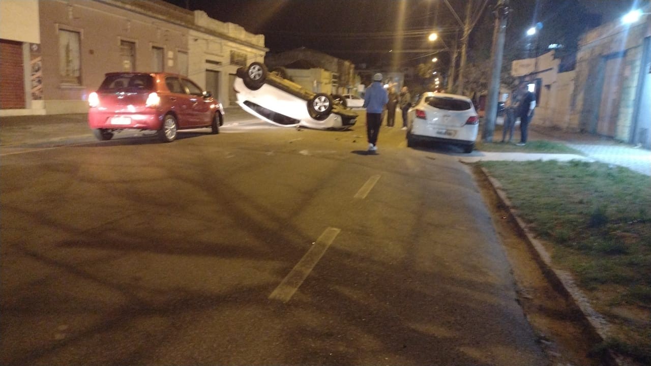 Carro capota após atingir veículo estacionado no bairro Cidade Nova, em Rio Grande