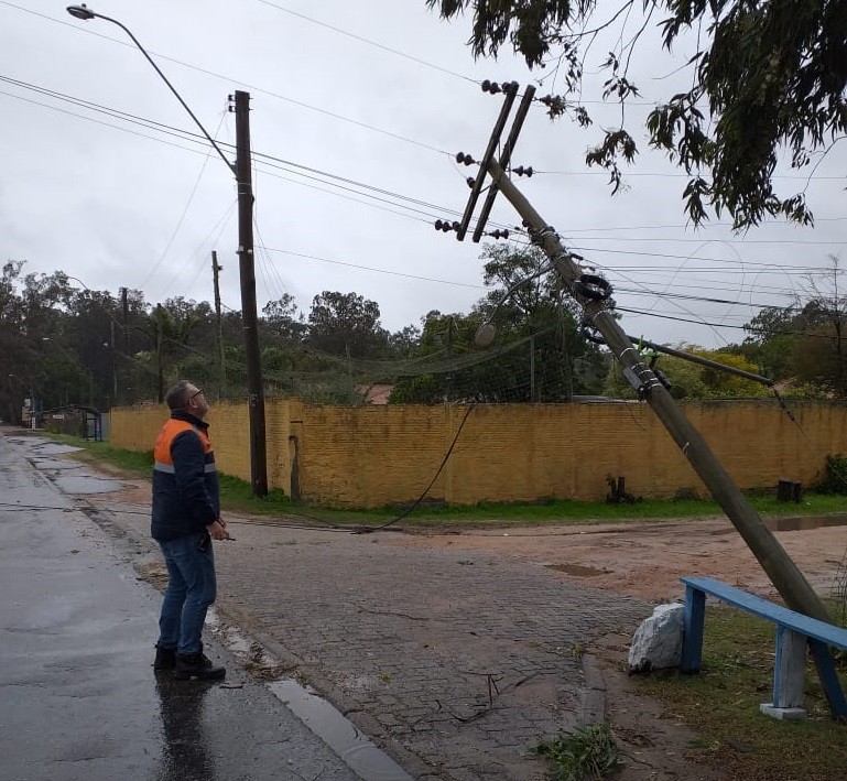 Defesa Civil registra curto-circuito em rede elétrica e risco de queda de postes em Rio Grande