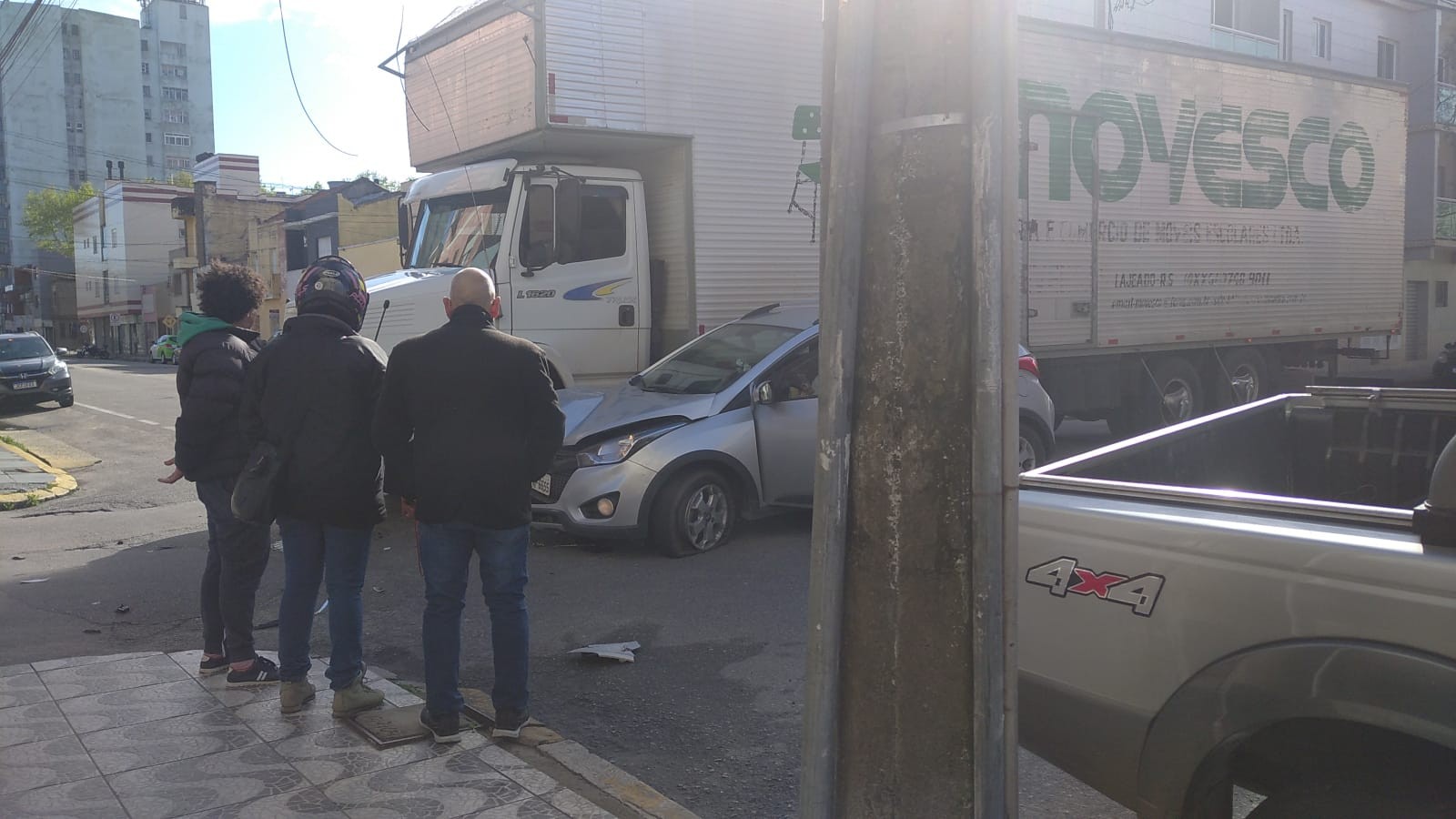 Acidente entre caminhão e carro é registrado no Centro de Rio Grande