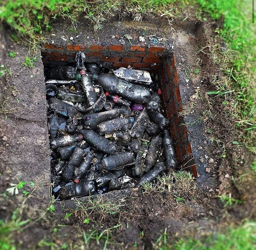 Grande quantidade de lixo é removido da boca de lobo da rua Cristóvão Colombo após alagamento