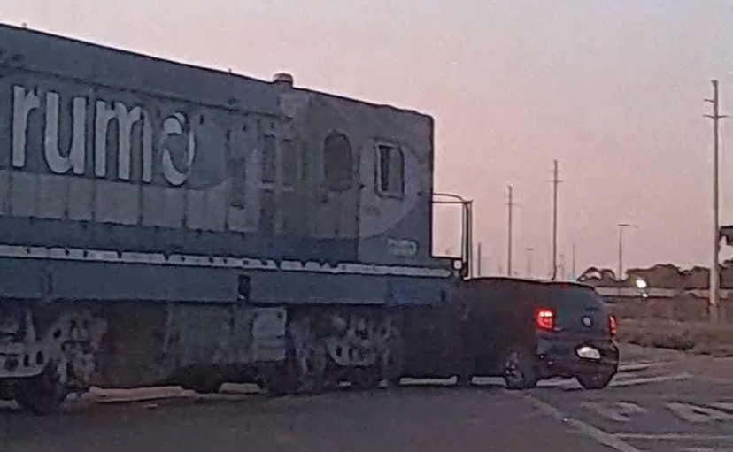 Carro é empurrado por trem na BR-392 em Rio Grande