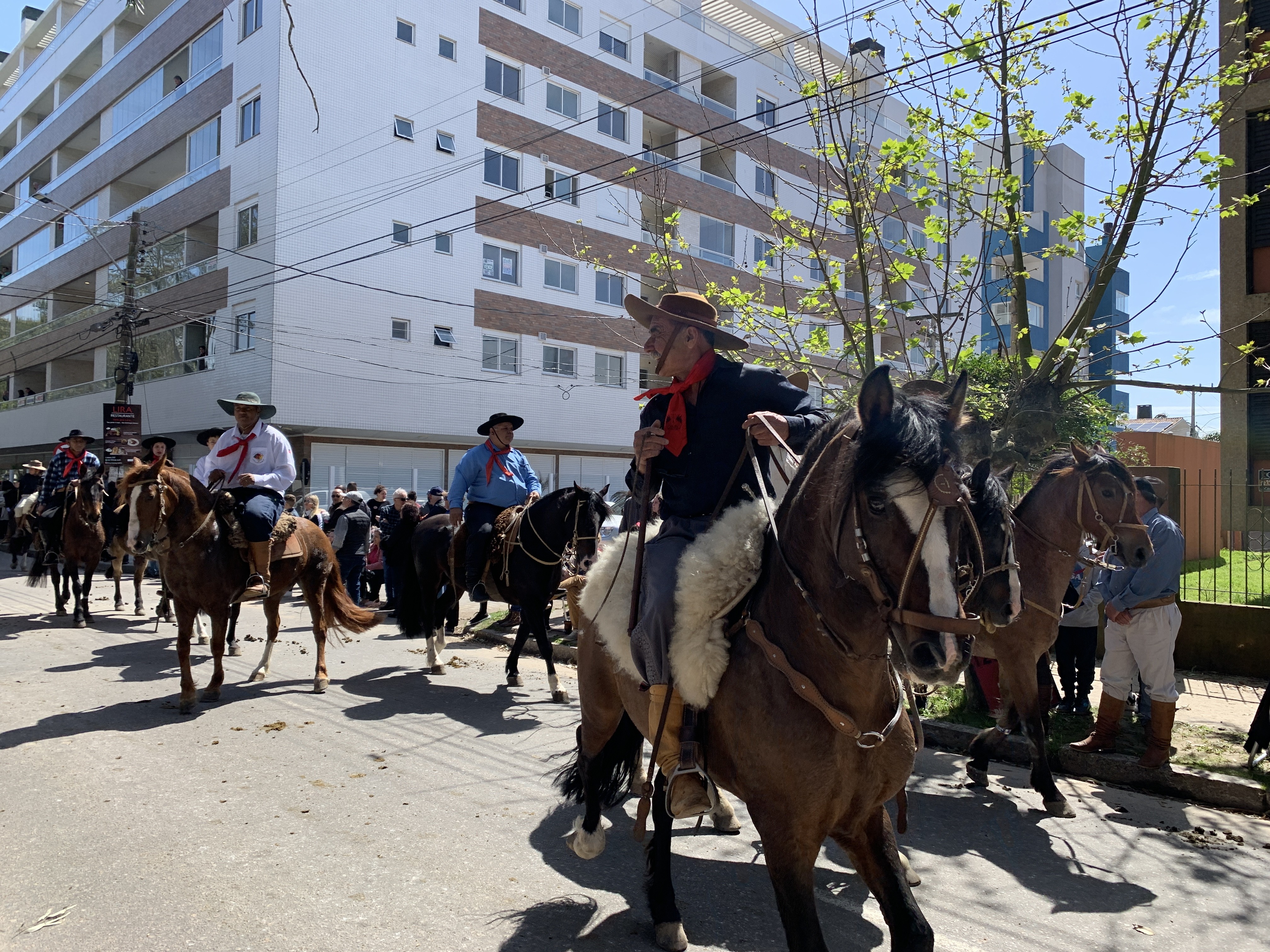 Mais de 750 cavalarianos participam do desfile tradicionalista no Balneário Cassino