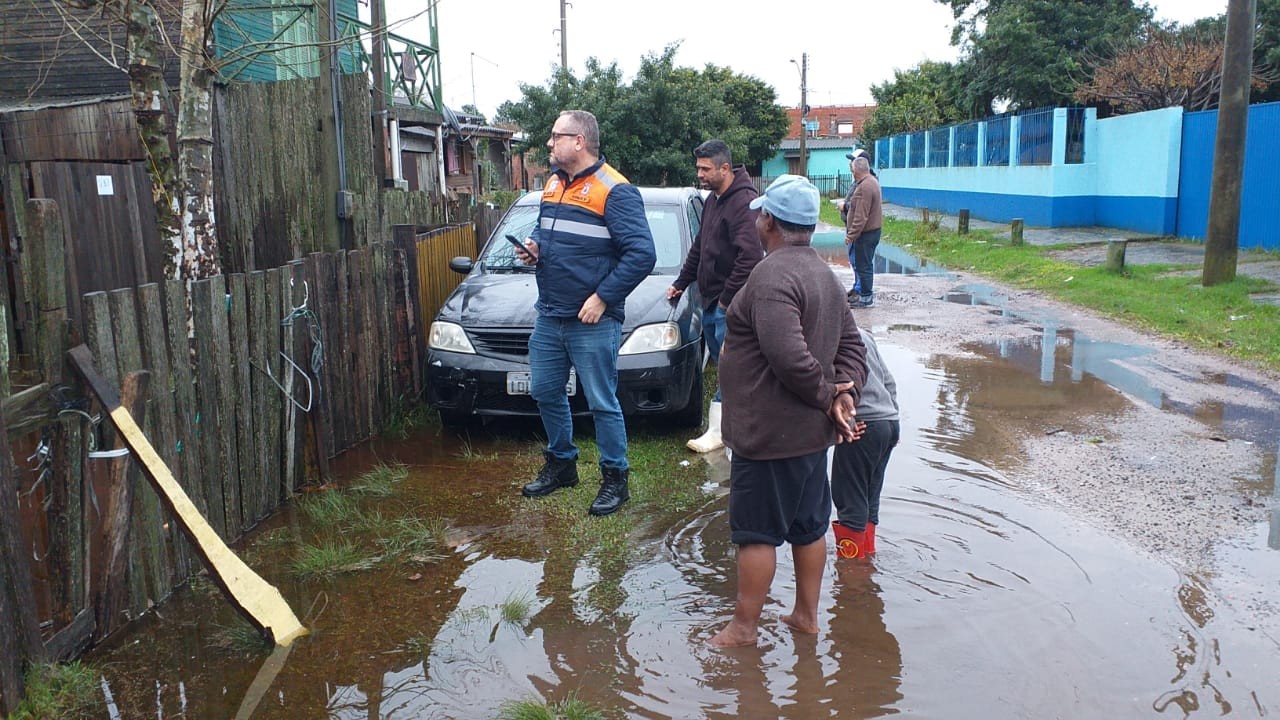 Defesa Civil realiza atendimento em vias alagadas por causa da chuva