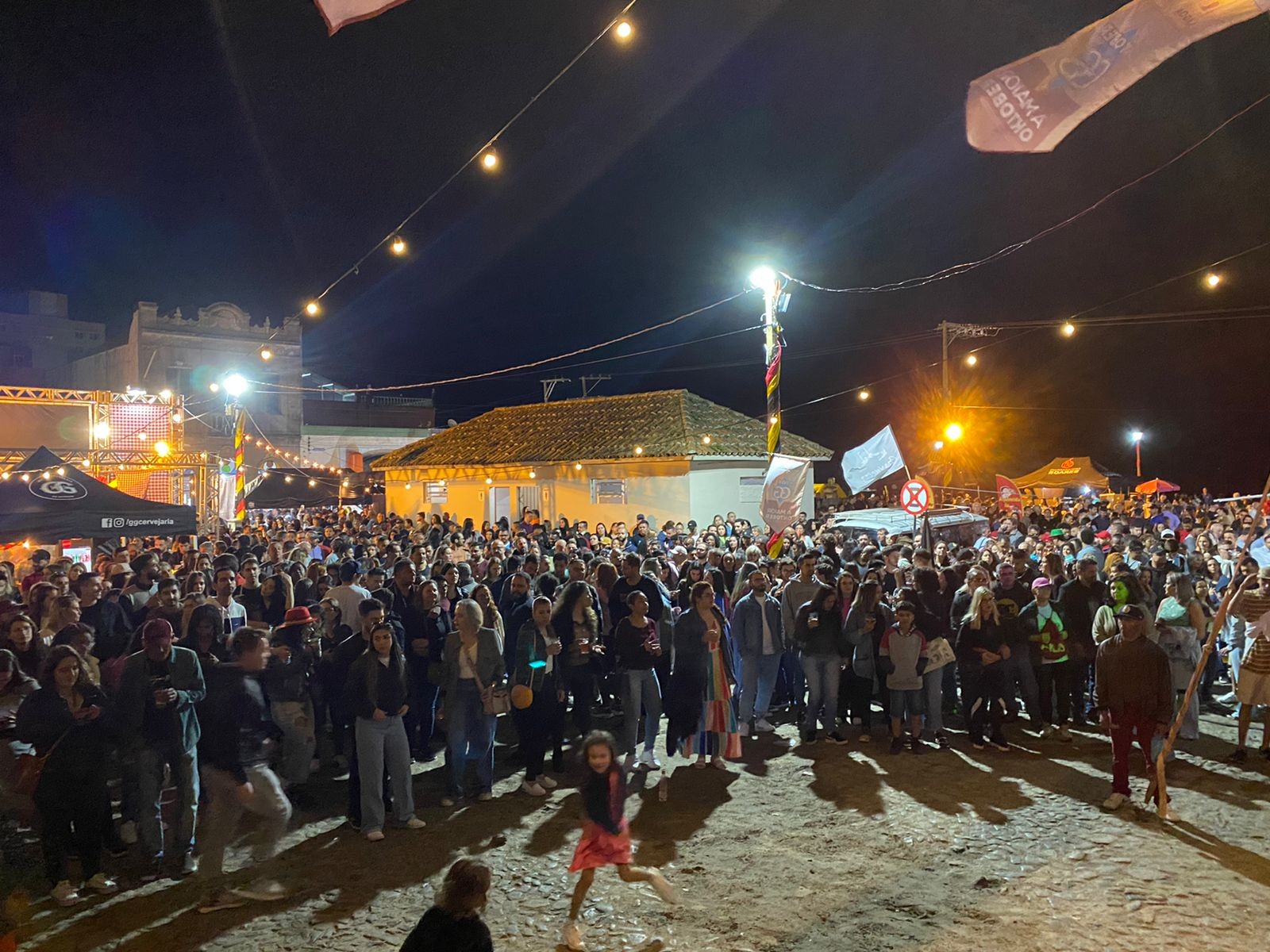 Milhares de pessoas prestigiaram o Cerva na Lagoa edição Oktoberfest no Centro Histórico de Rio Grande
