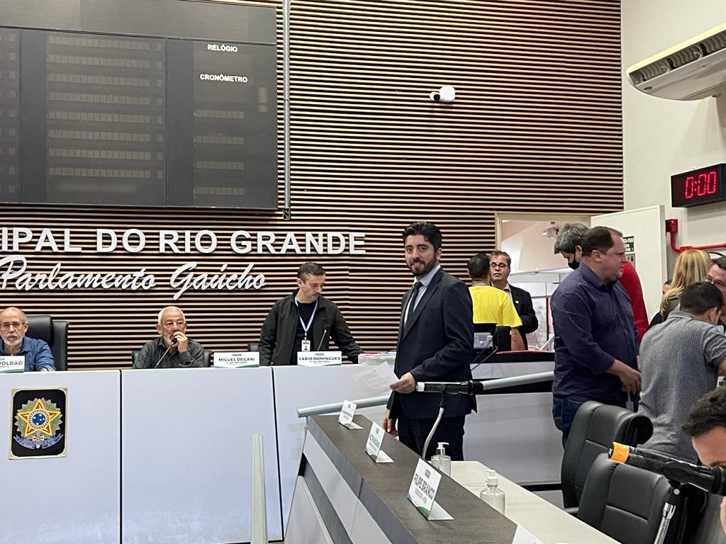 Pai do vereador Júlio Lamim (União Brasil) da voz de prisão a homem durante sessão legislativa 