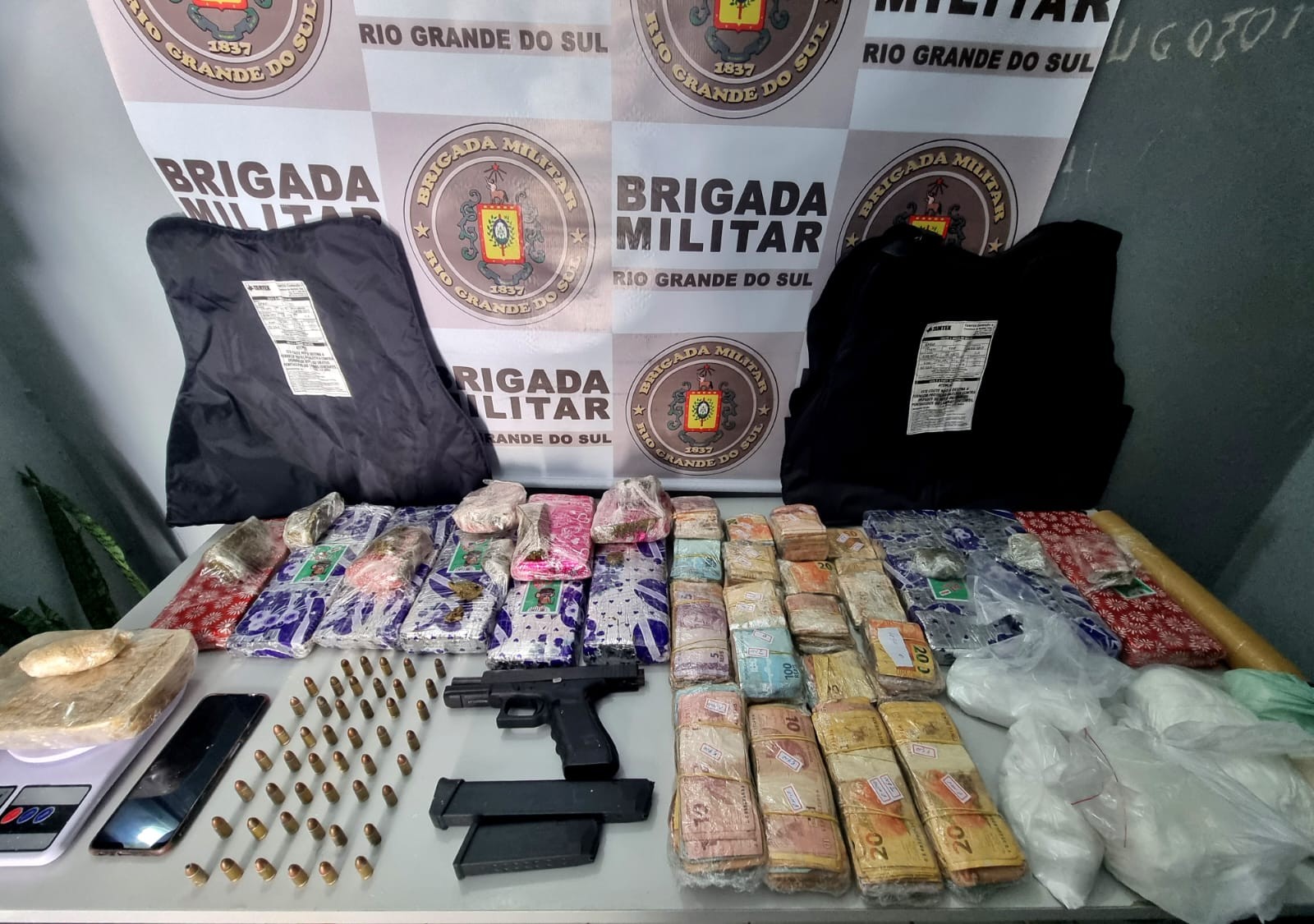 Homem é preso por tráfico com mais de R$ 46 mil no Centro de Rio Grande