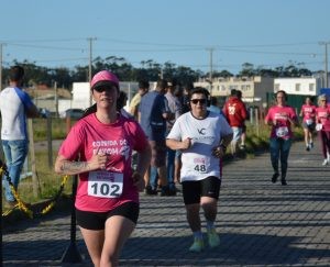 Corrida do Batom reuniu dezenas de atletas no domingo (23), em Rio Grande