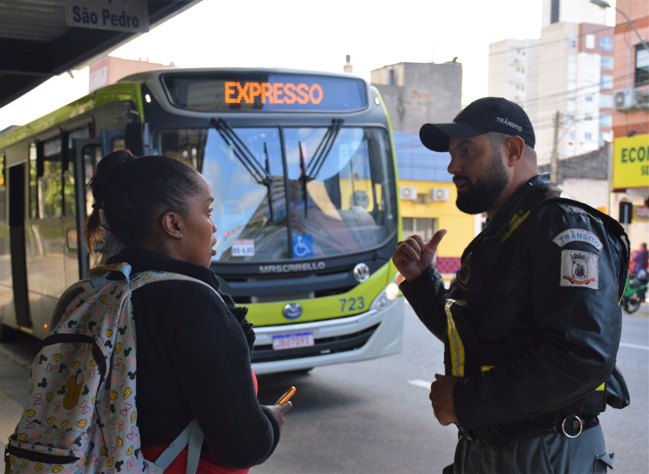 Agentes de trânsito orientam usuários da linha Expresso Parque Marinha, em Rio Grande