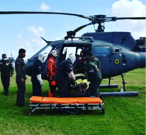 Helicóptero do Com5ºDN resgata tripulante em navio das Ilhas Marshall que estava próximo a Rio Grande