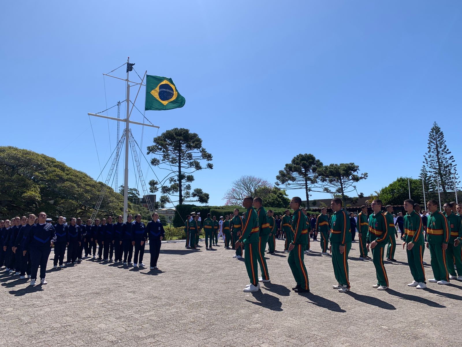 Mais de 100 jovens se formam nos projetos Ametista e Renascer da Marinha do Brasil