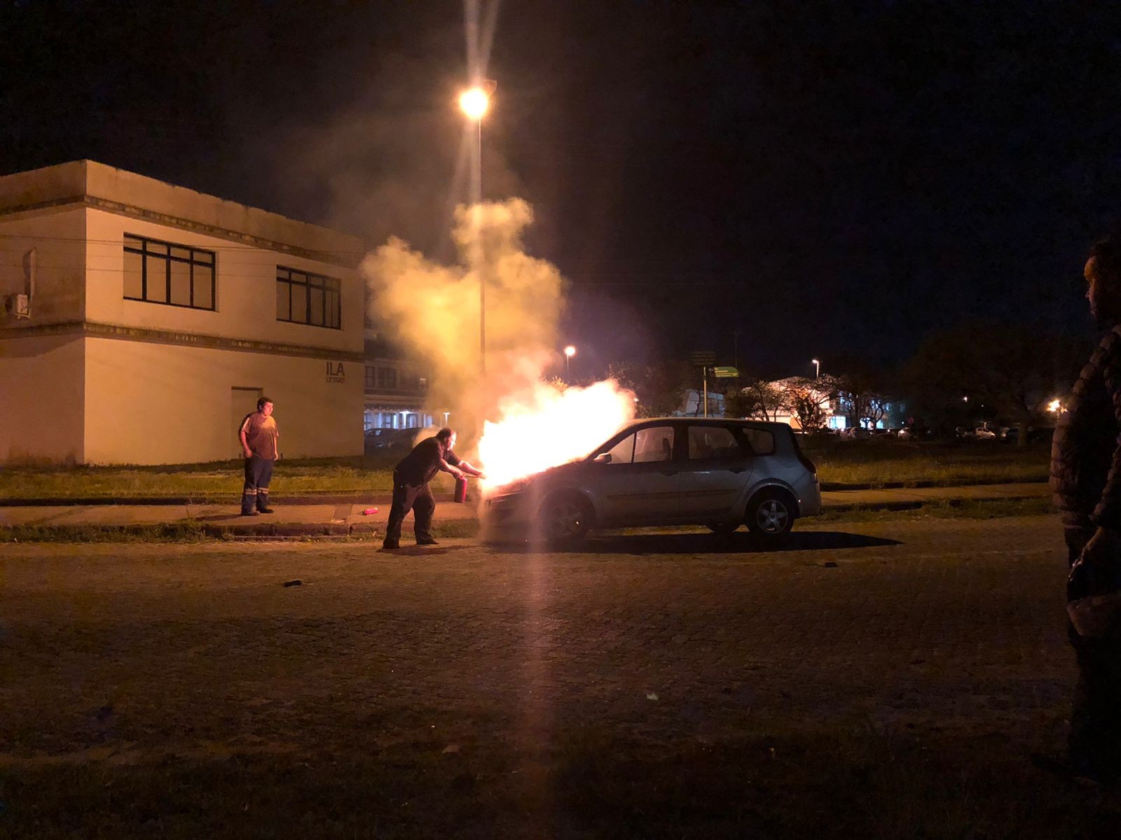 VÍDEO: Carro pega fogo dentro da Furg, em Rio Grande